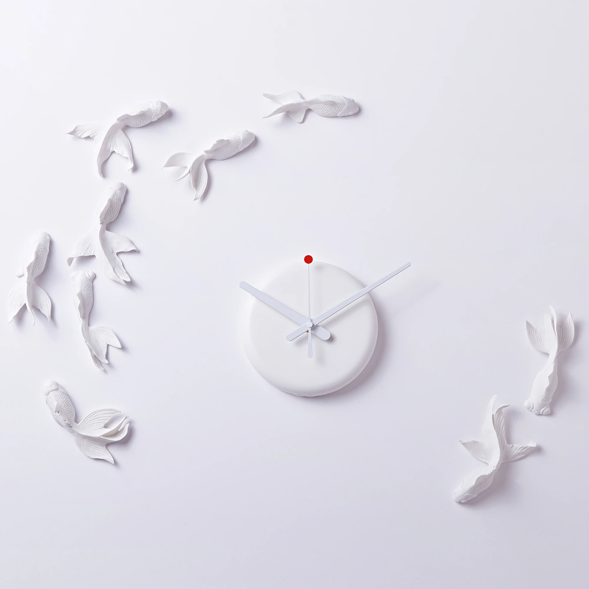 Light luxury wall clock,living room art clock,white goldfish clock, simple, fashionable, creative, and silent office wall clock