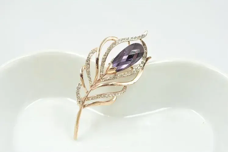 موضة جديدة عالية الجودة الأرجواني الصدار الجنة ريشة البابرازيلي بروش دبوس كريستال من النمساوية للنساء حفل زفاف