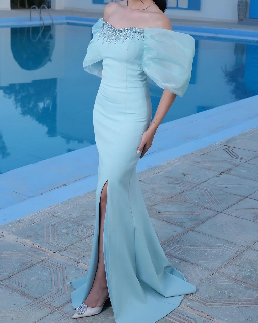 Sukienki wieczorowe w stylu syreny z plisami jersey, zdobione dżetami, z odkrytymi ramionami, w nowoczesnym, wyrafinowanym stylu, dostępne różne rozmiary.