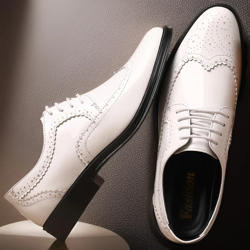 Glossy Patent Leather Brogue Perforated Carved Formal Dress Shoes Lace Up Fashion Young Men Groom Wedding Party Leather Shoes