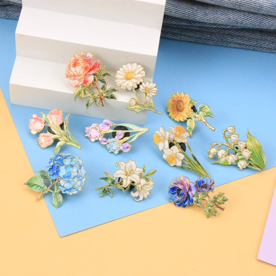 Sortiertes Elegantes Blumen-Emaille-Pin-Set, Zarte Lilien-, Hortensien-, Sonnenblumen- & Pfingstrosen-Broschen, Botanische Metallabzeichen mit Goldverzierung – Detail 3