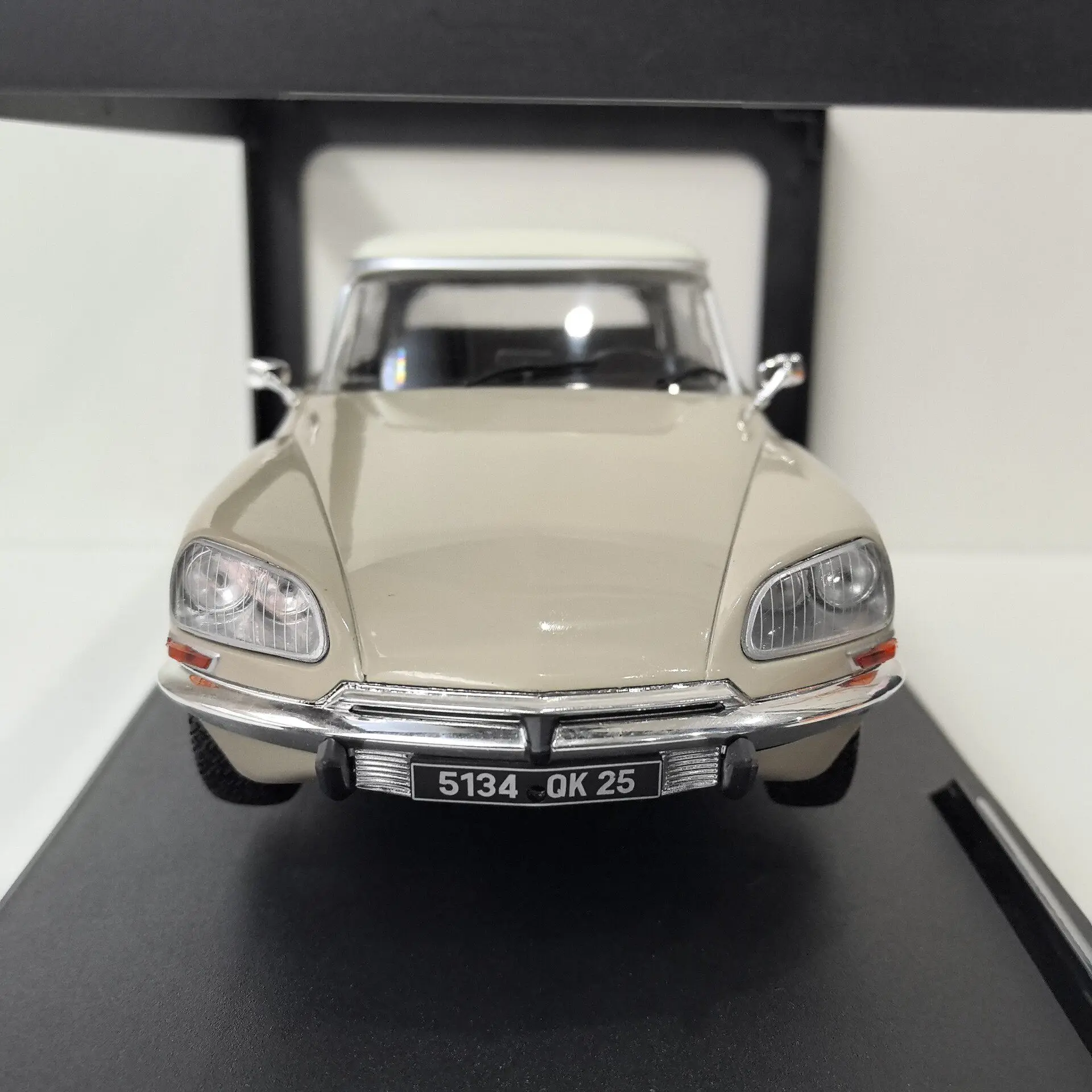 Diecast SOLIDO 1/18 Scale CITROEN D SPECIAL 1972 62 Alloy Car Model view 3