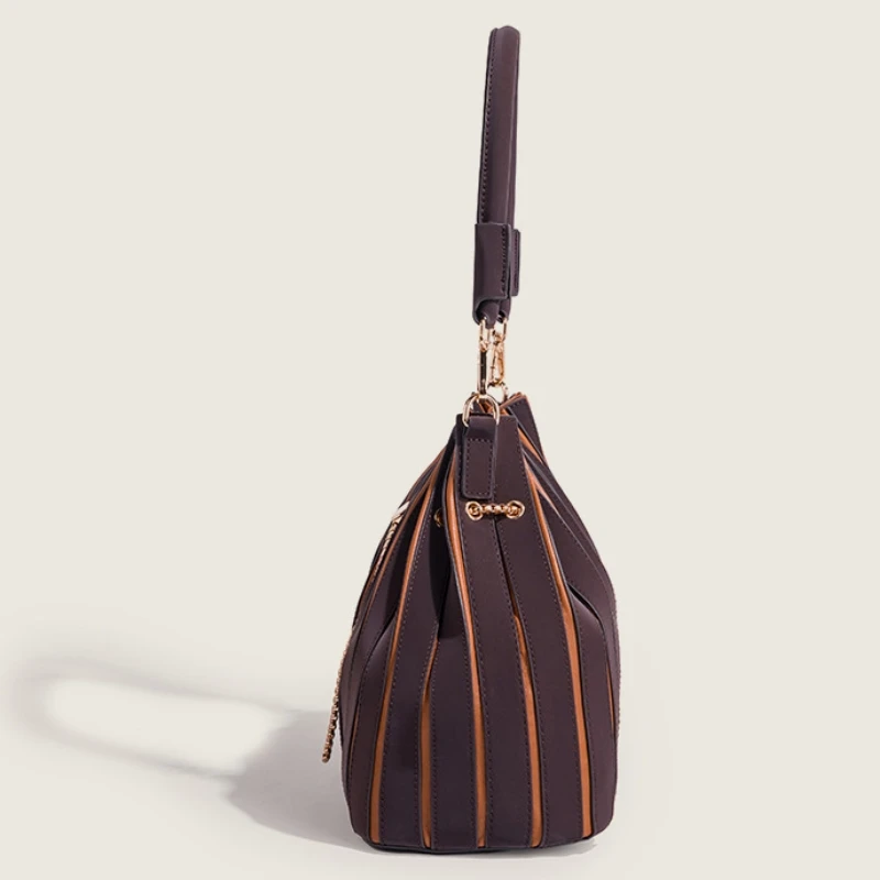 2026 New Metal-Gloss Pleated Pu Leather Bucket Shoulder Bag for Women Casual Drawstrings for Commuting Handbag and Purses Bolsa