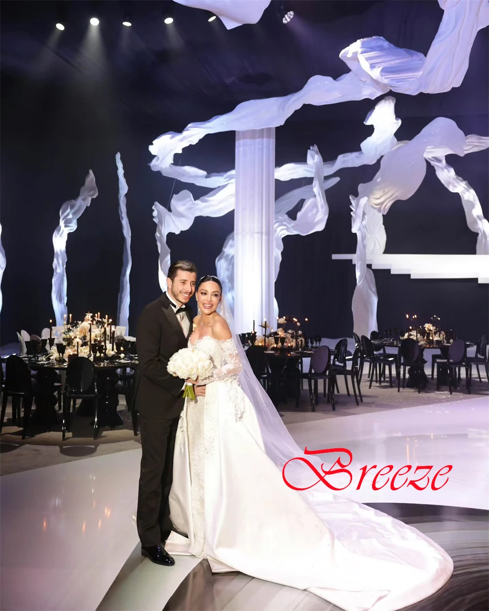 맞춤 제작된 우아하고 고급스러운 꿈꾸는 로맨틱 웨딩드레스 	 화이트 새틴 아플리케 플리츠 웨딩 파티 A라인 롱 드레스