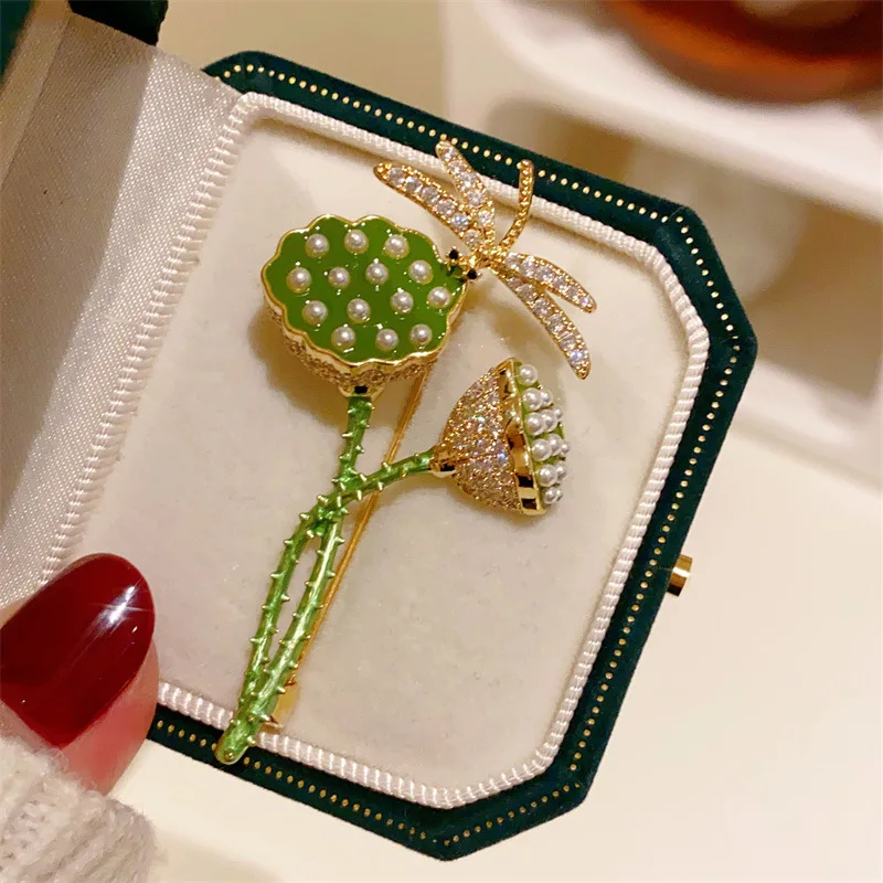 

CC Exquisite Brooches Imitation Pearl Zirconia Cheongsam Pins Lotus Seedpod Dorganfly Shape Chinese Style Elegant Corsage B157