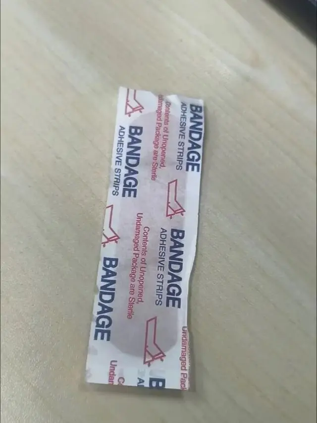 

100 шт. водонепроницаемых дышащих пластырей-подушечек из марлевой ткани для остановки кровотечений, клейкий пластырь для первой помощи