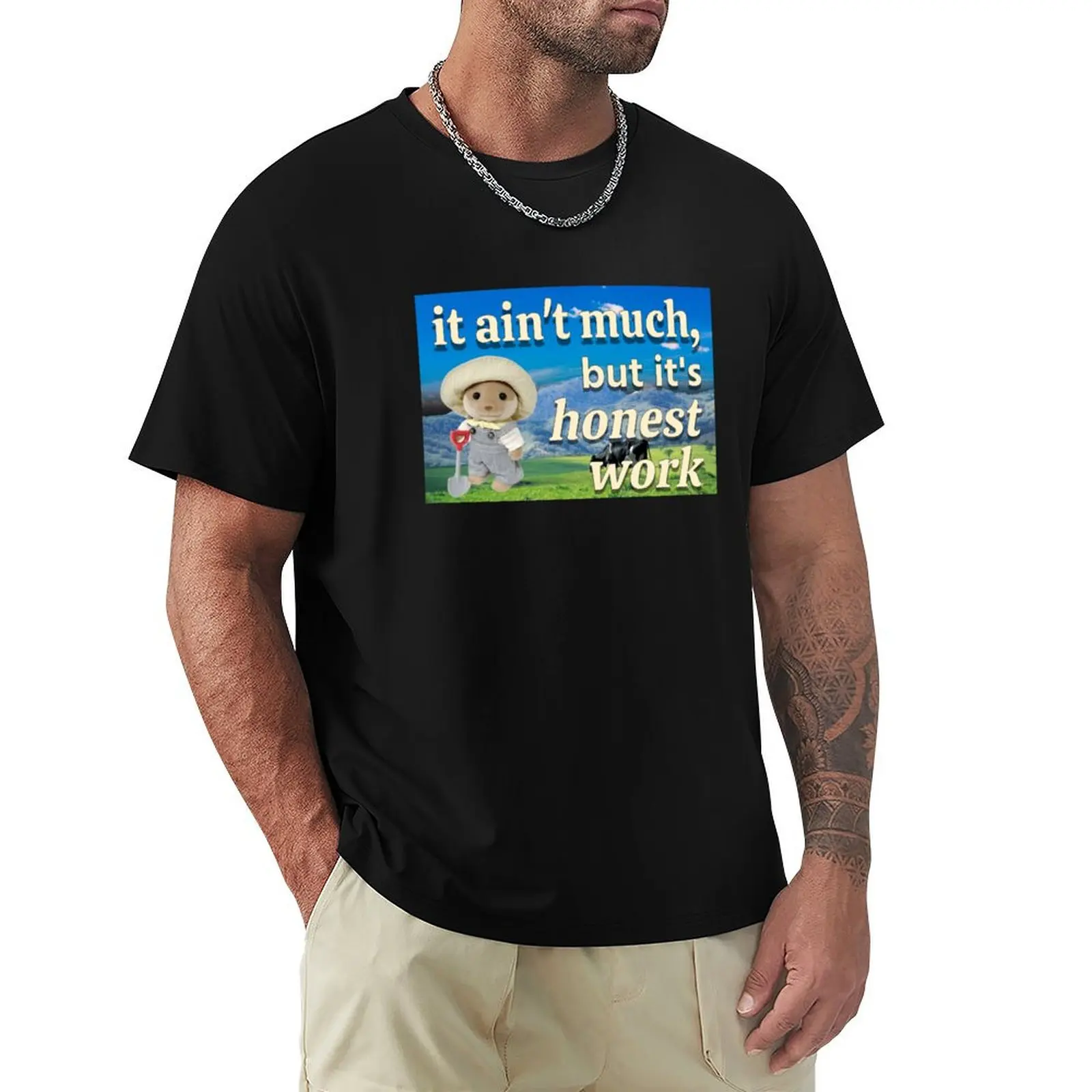 T-shirt simple et décontracté pour agriculteur de calico critter, avec la phrase « It ain't much, but it's honest work », tendance et décontracté.