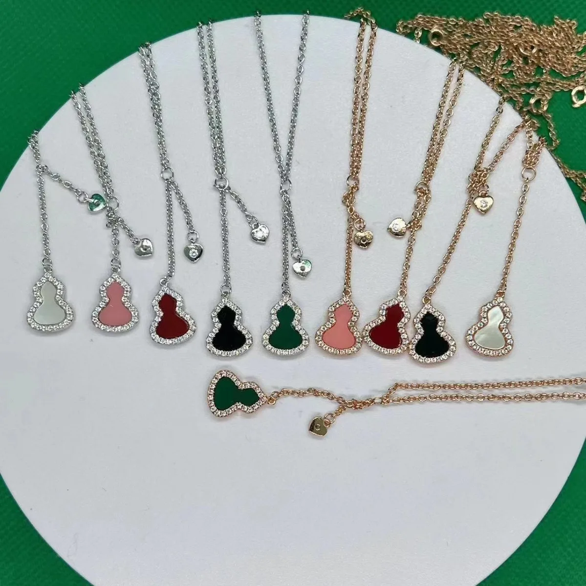 

The high-end version of the Kirin tassel small gourd collarbone chain is set with diamonds