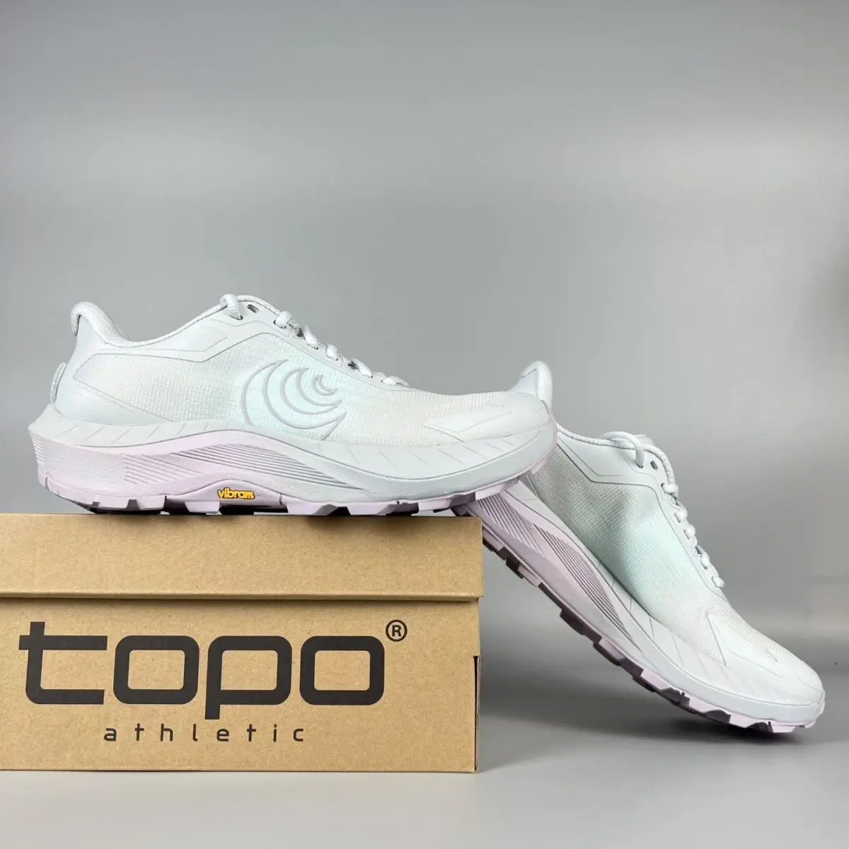 

Новые модные кроссовки TOPO 2026 для трейлраннинга с низким верхом, подошвой Vibram, противоскользящие, прочные, ультралегкие, для активного отдыха