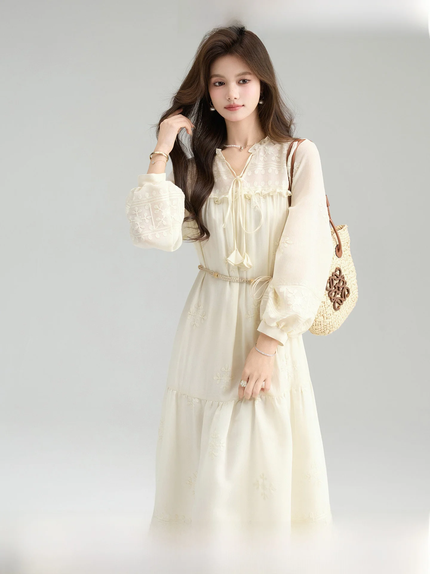 

Весенняя коллекция: Платье А-силуэта средней длины с V-образным вырезом, длинными рукавами, высокой талией, в нежном стиле, для женщин, дизайн-сенсация, идеально для чаепития.