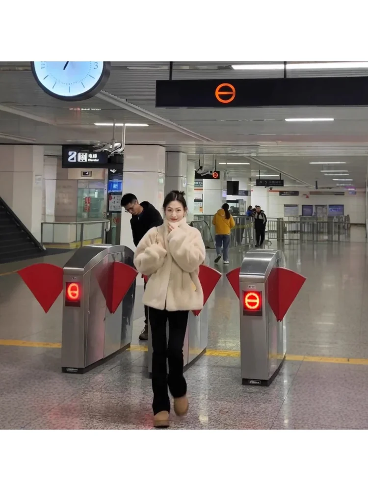 معطف فرنسي أنيق من الفرو الصناعي بلون سادة وناعم ومريح وعصري ولطيف وكلاسيكي للتنقل وتاريخ بسيط وياقة واقفة