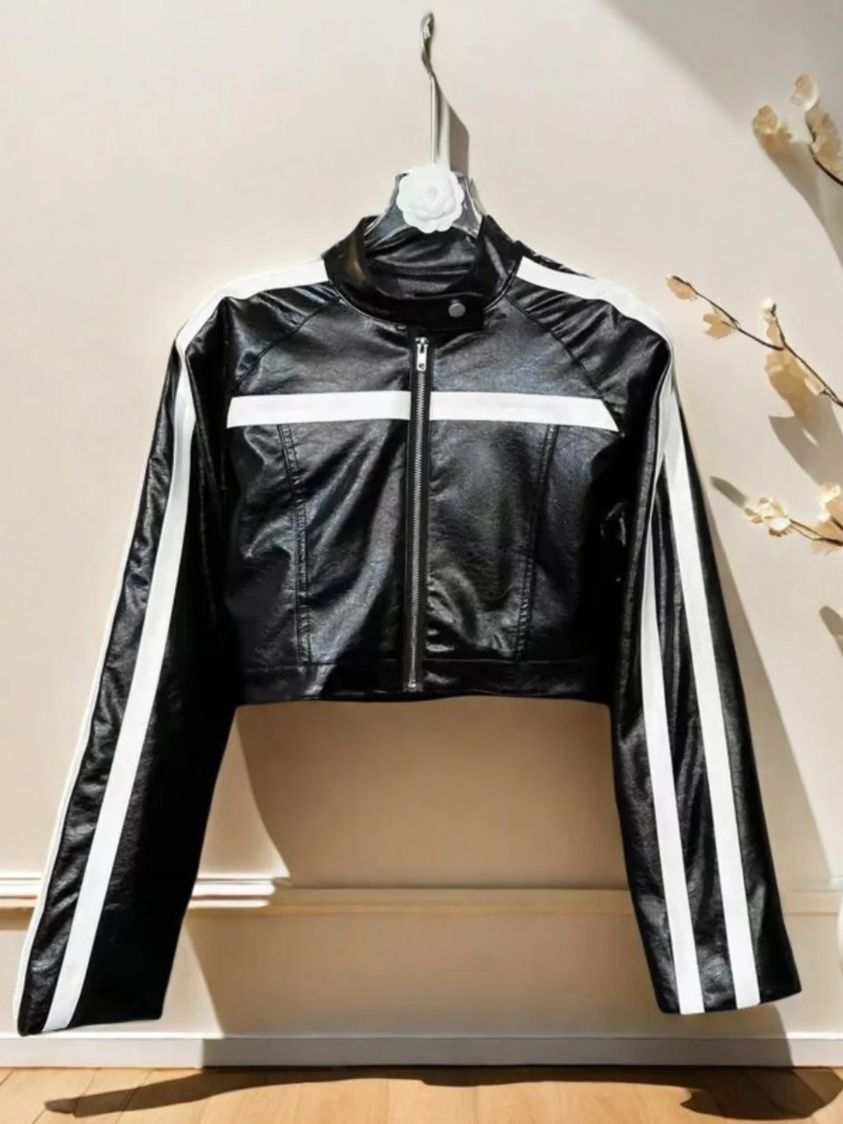 Giacca in Pelle PU Retrò con Strisce Americane Uniche, Nuovo Stile Versatile da Motociclista per Donna, Primavera