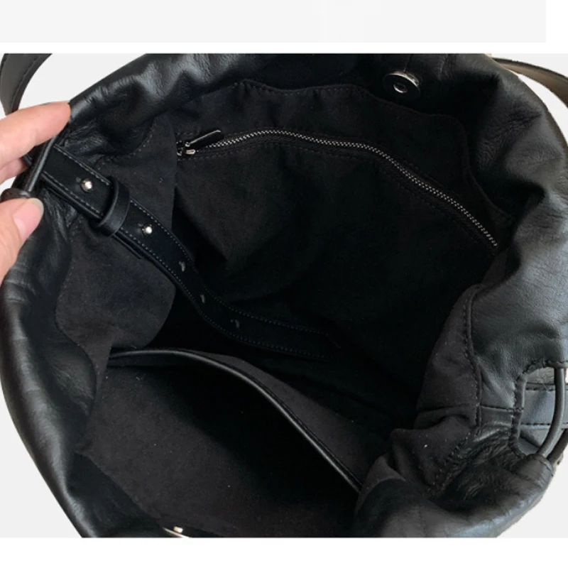 حقائب كلاسيكية من الجلد الطبيعي برباط على شكل دلو للنساء، حقائب يد ومحافظ فاخرة بتصميم جديد لعام 2025، حقيبة كتف صغيرة مزخرفة بثنيات من جلد البقر جودة عالية ًالشحن مجانا وصول الشحن السريع