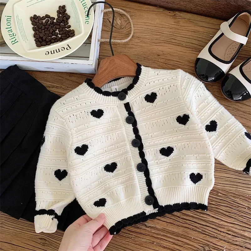 Vêtements d'automne pour bébé fille, couture noire et blanche, motif cœur, pull en tricot, Cardigan, jupe noire, ensemble de tenue mignonne de 2 à 7 ans, 2024