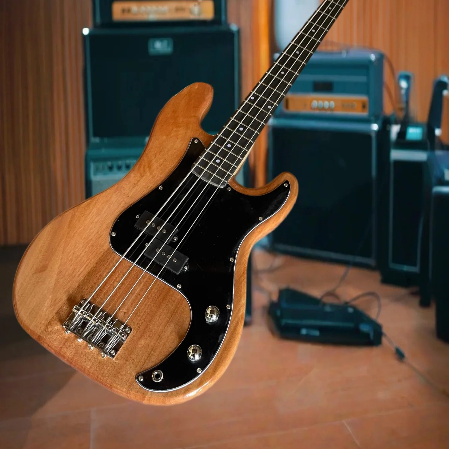 Four String Electric Dark Khaki Bass Dot Fingerboard Inlays P+J Dual Pickup Three Knob Circuit Smooth Soft Unparalleled Bass