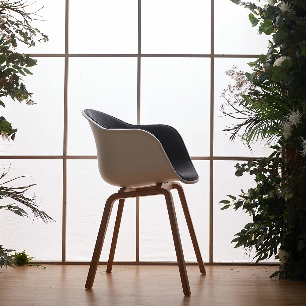 Nordic Armrest Leisure Dining Chair with Beech Wood Legs Customizable Fabric Seat Cushion Chair for Café and Reception