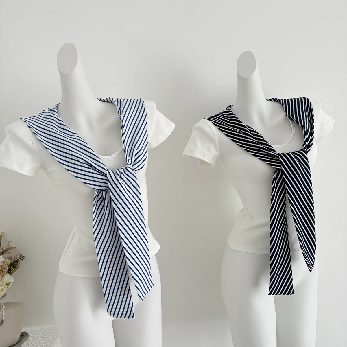 2025 신상 핫세일 프레피 스타일 스플라이싱 화이트 네이비 칼라 반팔 티셔츠 여성 봄 여름 V넥 슬림 탑