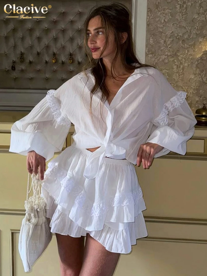 ชุดเซ็ต 2 ชิ้น เสื้อแขนยาวสีขาวทรงหลวมสไตล์คลาสสิกสำหรับผู้หญิง ปี 2025 พร้อมกระโปรงมินิสั้นทรงเอวสูงจีบระบาย