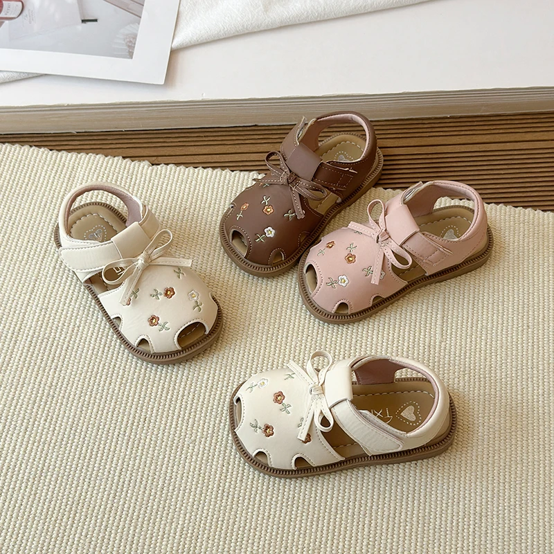 

Летние детские сандалии 2026 с вышивкой и бантом, новые милые туфли-балетки для девочек, сандалии-принцессы с вырезами, защита от ударов, для улицы, для праздников