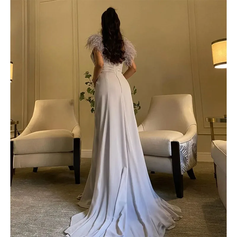 Robe de Soirée Grise pour Femme, Plumes, Ligne A, Balayage, Traîne Plissée, Tenue de Bal Formelle