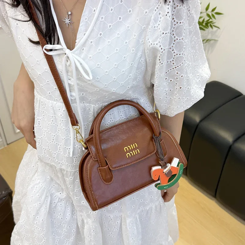 حقيبة يد أنيقة بلون موحد للنساء مع تأثير أزياء باريس وتصميم شعار الحروف اللافتة للنظر #4