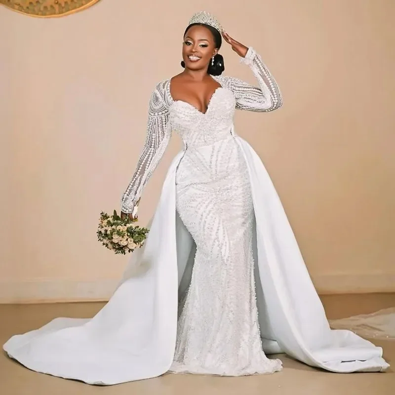 Suknia ślubna w stylu syreny plus size na zamówienie, z długimi rękawami, odpinanym trenem, dekoltem w serce, długimi rękawami, zdobiona koralikami, koronką i warstwami.