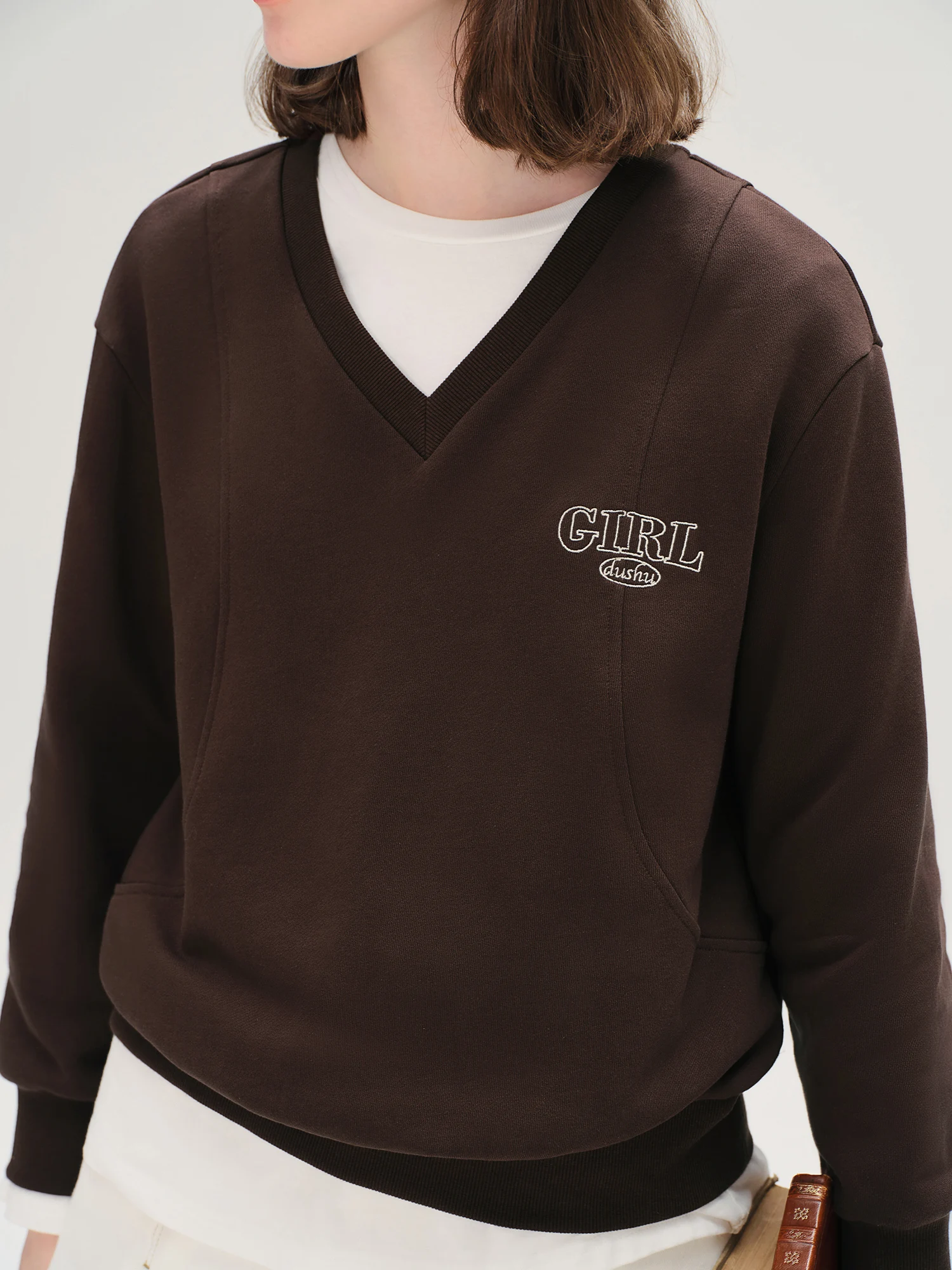 DUSHU 플러스 사이즈 대비 색상 문자 자수 스웨트셔츠 여성 2025 초가을 올매치 V넥 루즈핏 탑 레저 심플