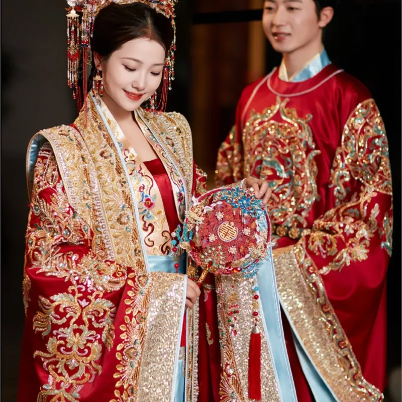 

Полный комплект новых свадебных платьев в китайском стиле с коронами фенікса и красными халатами для пар.