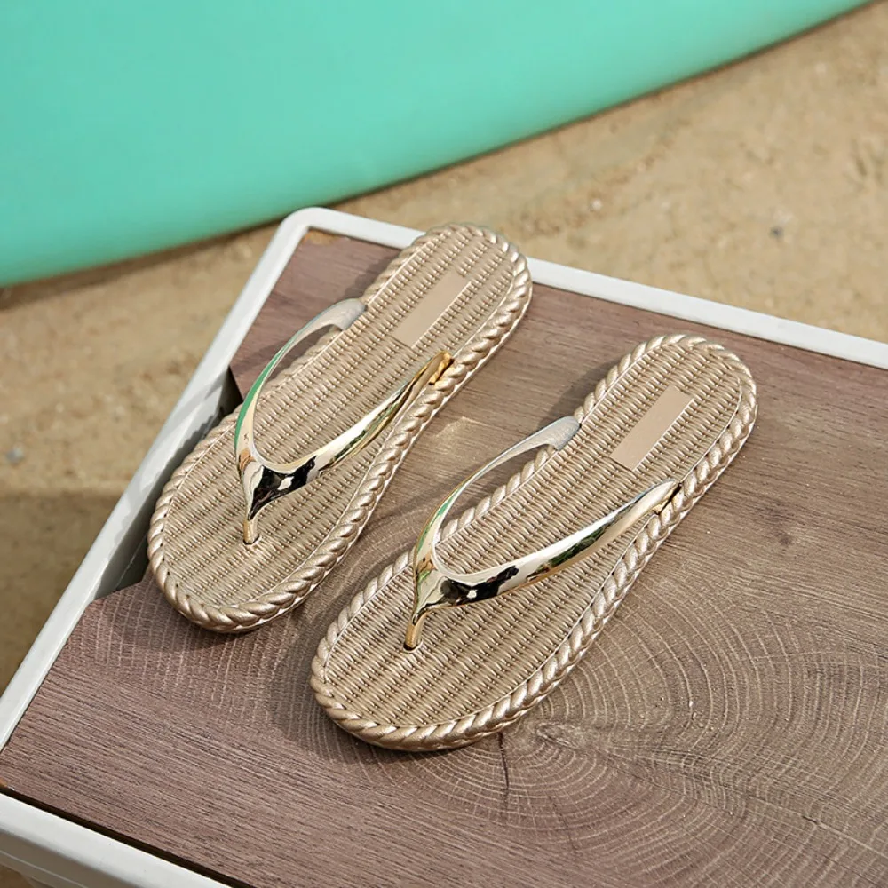 

Милые праздничные серебряные глянцевые шлепанцы, нескользящие приморские сандалии на плоской подошве, водонепроницаемые пляжные тапочки для отдыха, летние