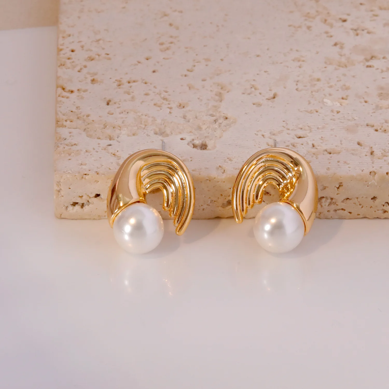 Unique pearl stud earrings, femininity, advanced design sense, individuality, light luxury, niche earrings.