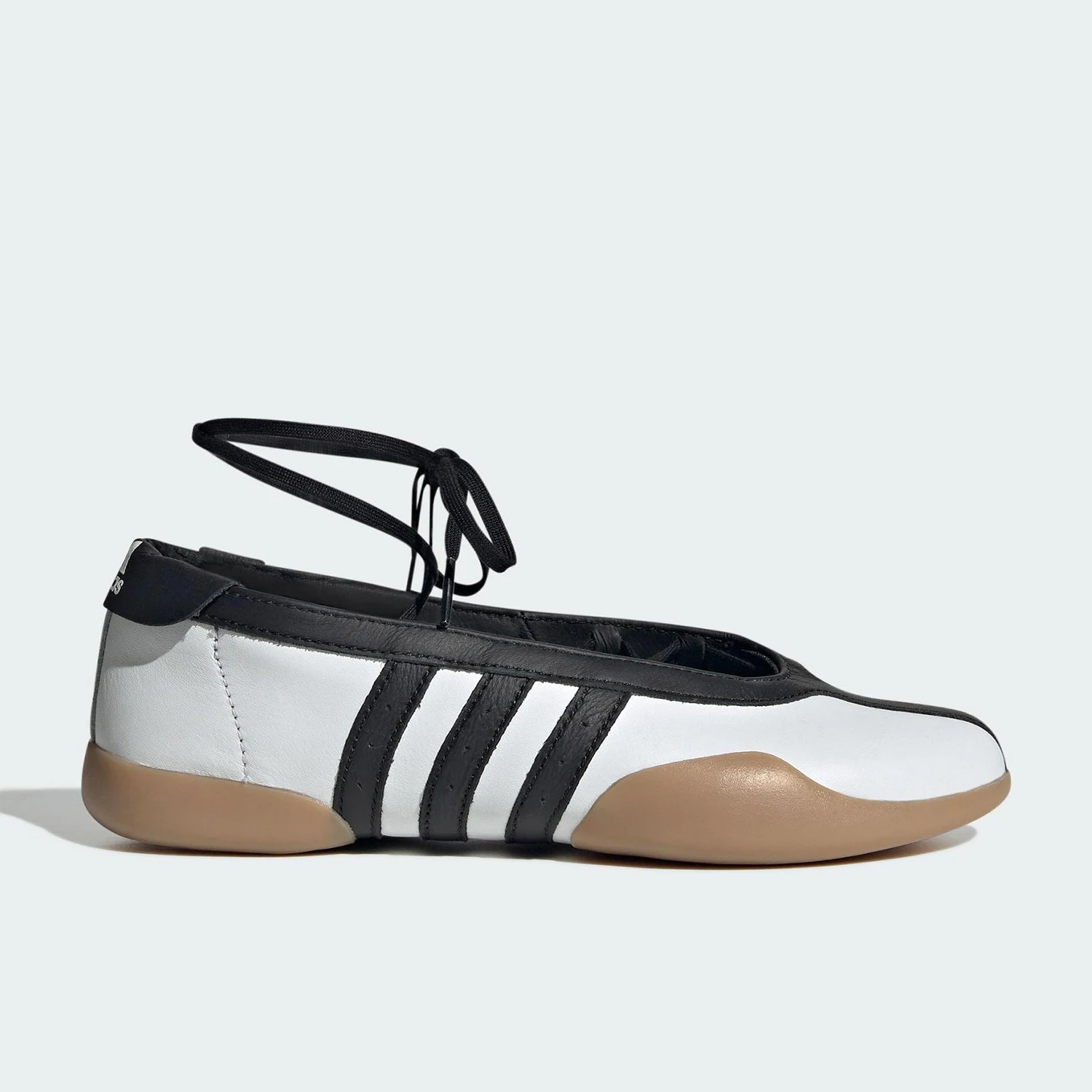 حذاء باليه نسائي رسمي من Adidas ذو نعل رفيع ورباط JR7030