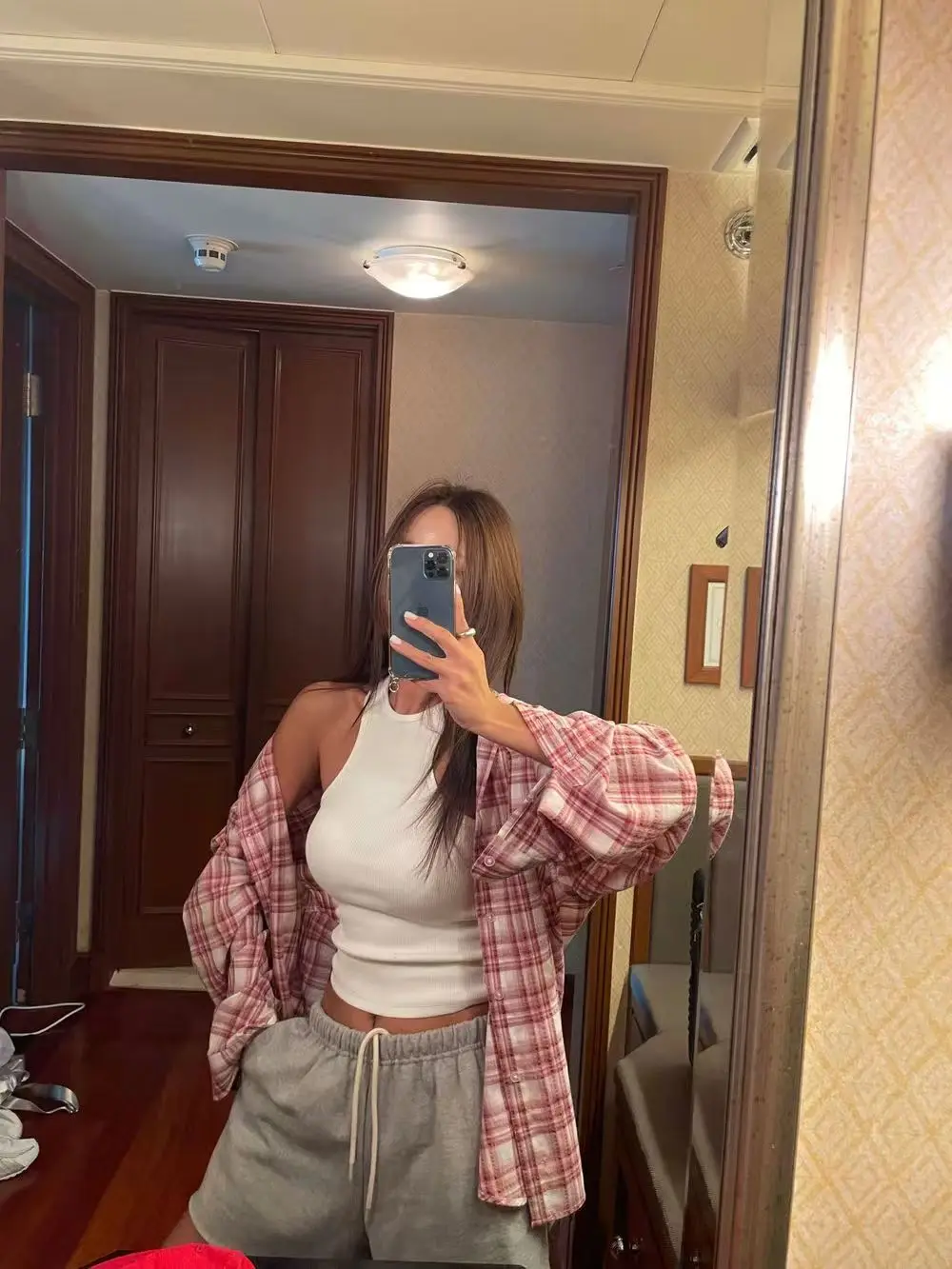 

Женская рубашка в клетку свободного кроя, летняя, с тонким воротником, длинными рукавами, стройнящая, универсальная, в стиле lazy style, с защитой от солнца, модная