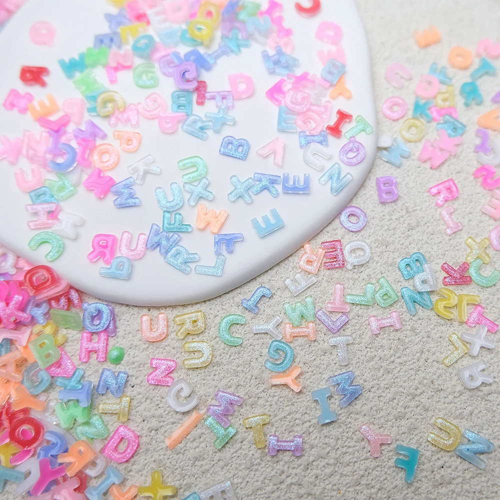 100 pezzi di ciondoli per nail art con lettere miste, colore caramella, con strass per unghie in resina glitterata, alfabeto con retro piatto Kawaii, forniture artigianali fai da te