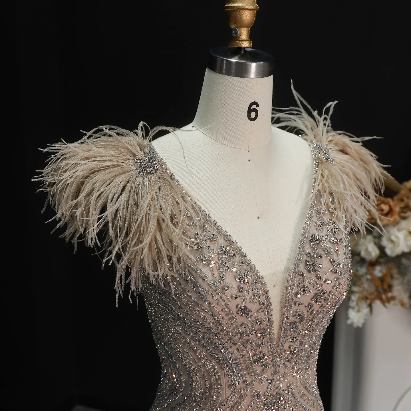 Sharon Said Luxuriöses Meerjungfrauen-Abendkleid mit Federn, Perlen und tiefem V-Ausschnitt, geeignet für Hochzeitsgäste, Partykleider SS122, maßgeschneidert. – Detail 15