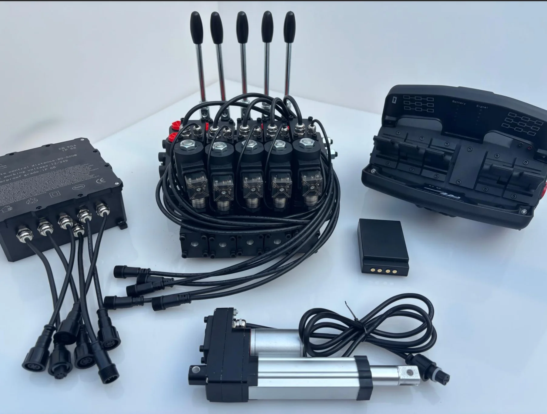 The proportional hydraulic valve has 5 channels for remote control and a flow rate of 60 liters.