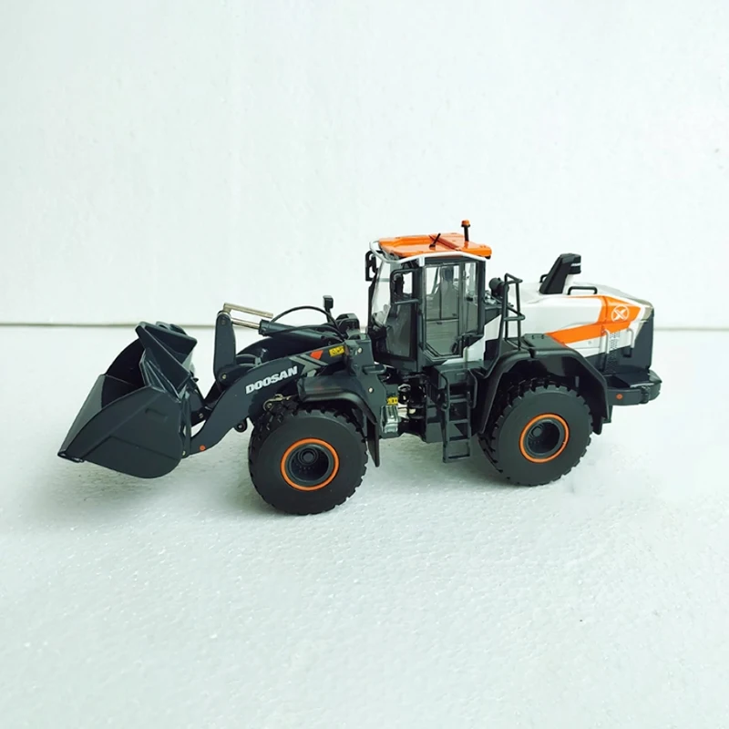 

Массовый загрузчик DOOSAN DL420 в масштабе 1:50, версия X, строительная техника из сплава, коллекция моделей, сувенирные демонстрационные украшения