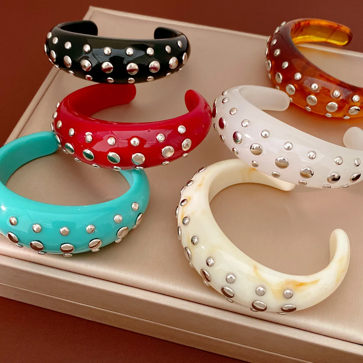 Inlaid Silver Color Rivet Chunky Open Bangles for Women Punk Wide Irregular Smudging Resin Cuff Bracelets Stackable Jewelry M