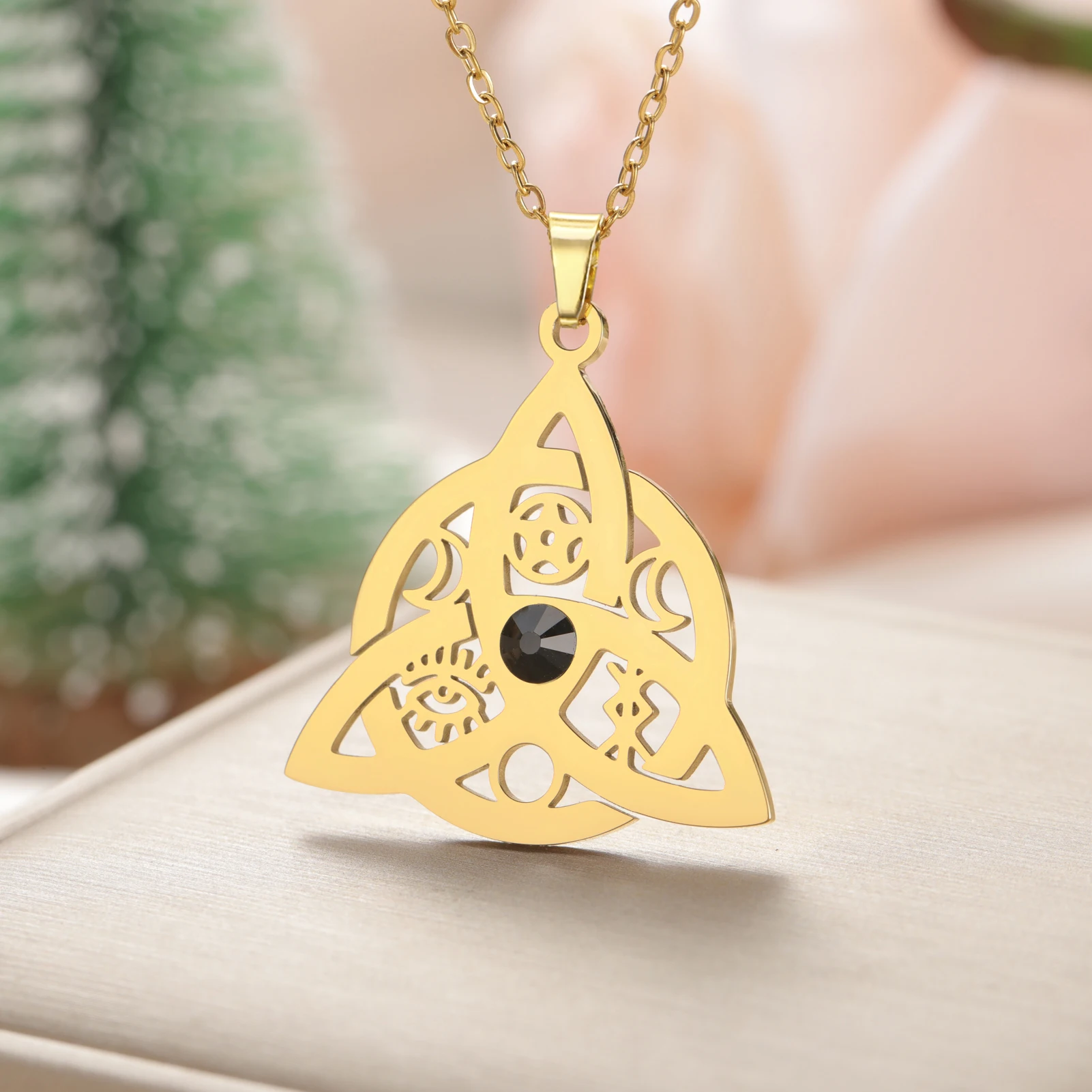 Collier Diamant Noir Nœud Celtique Déesse en Acier Inoxydable, Nœud de la Trinité de la Déesse, Collier Porte-Bonheur, Charme Talisman Porte-Bonheur Irlandais