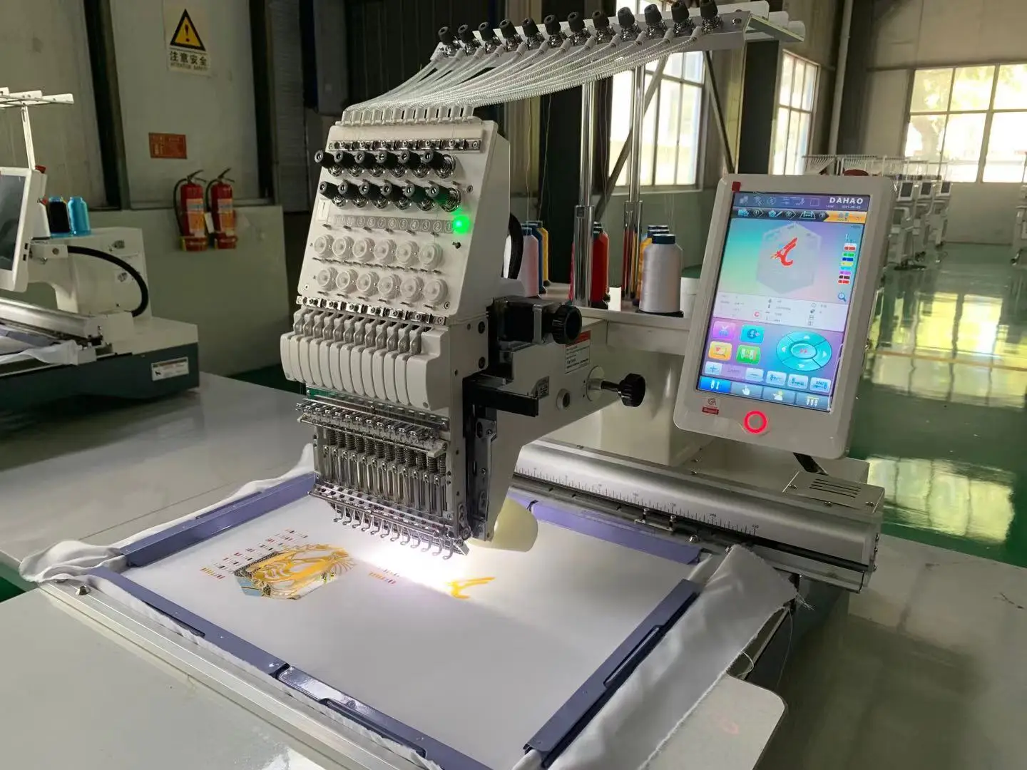 Venda quente Máquina de bordar automática de cabeça única de alta qualidade Industrial 12 15 agulhas Máquina de bordar computadorizada personalizada