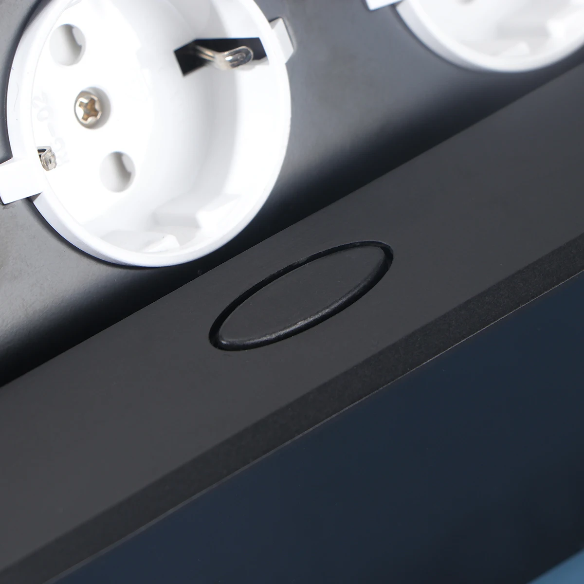 

1Pcs Hidden Wire Box Pop Up Socket Damped Spring Structure Conference Room Desktop Outlet Round Angle 3 European Sockets Black