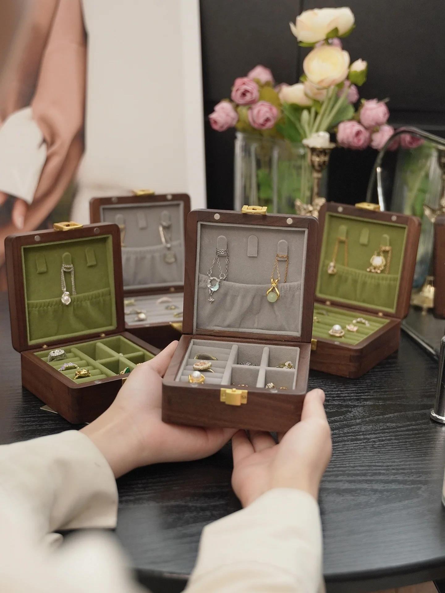 

High-Quali Dustproof Wooden Jewelry Box Bla Walnut Real Wood Jewelry Storage Case with Portable Faion Acces...