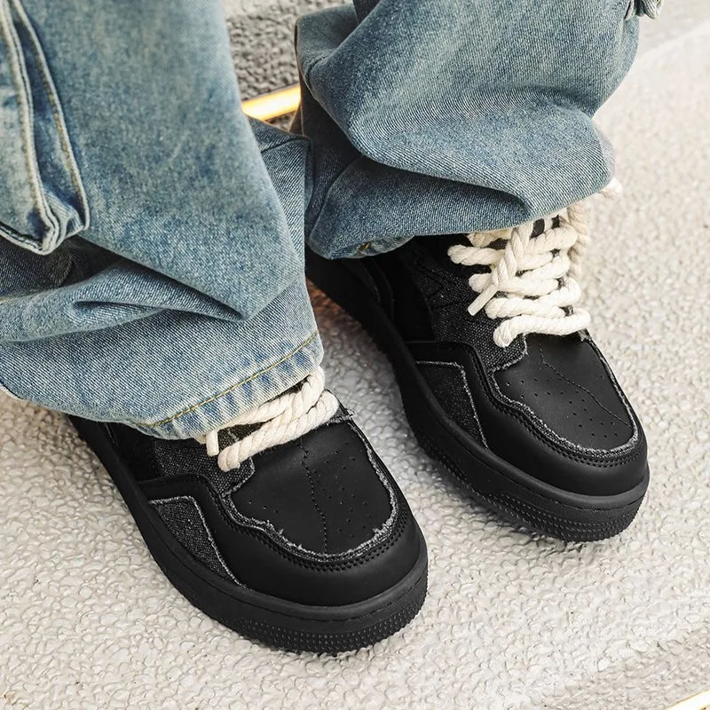 Ein Paar trendige, schwarze Herrenschuhe, vielseitige Sportschuhe für alle Jahreszeiten, die sowohl für sportliche als auch für Freizeitaktivitäten geeignet sind, sowie Schuhe mit erhöhter Sohle. – Detail 9