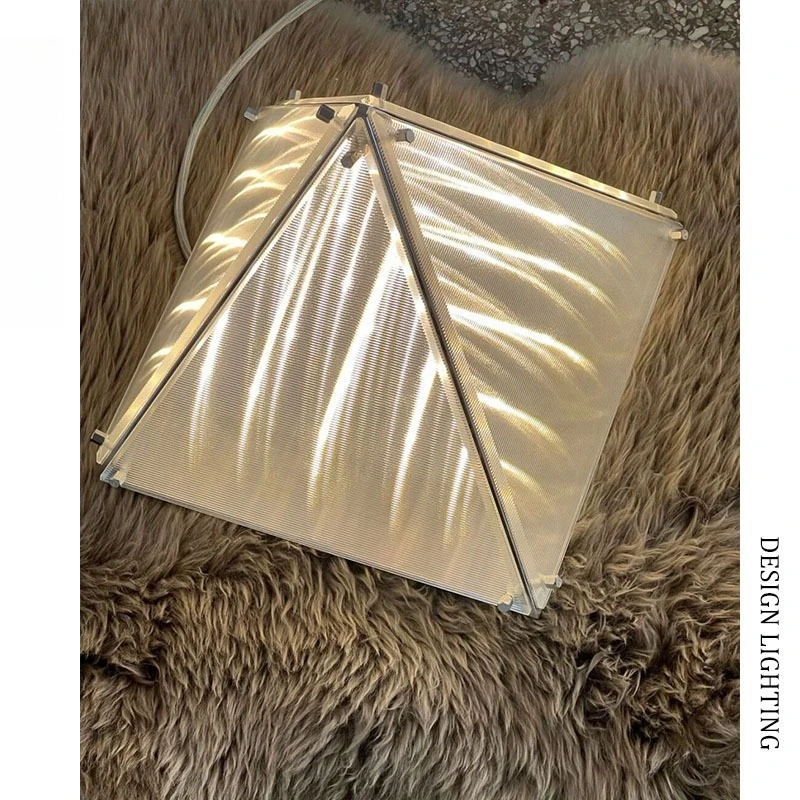 Прикроватная настольная лампа в стиле арт-деко с фрагментом для спальни