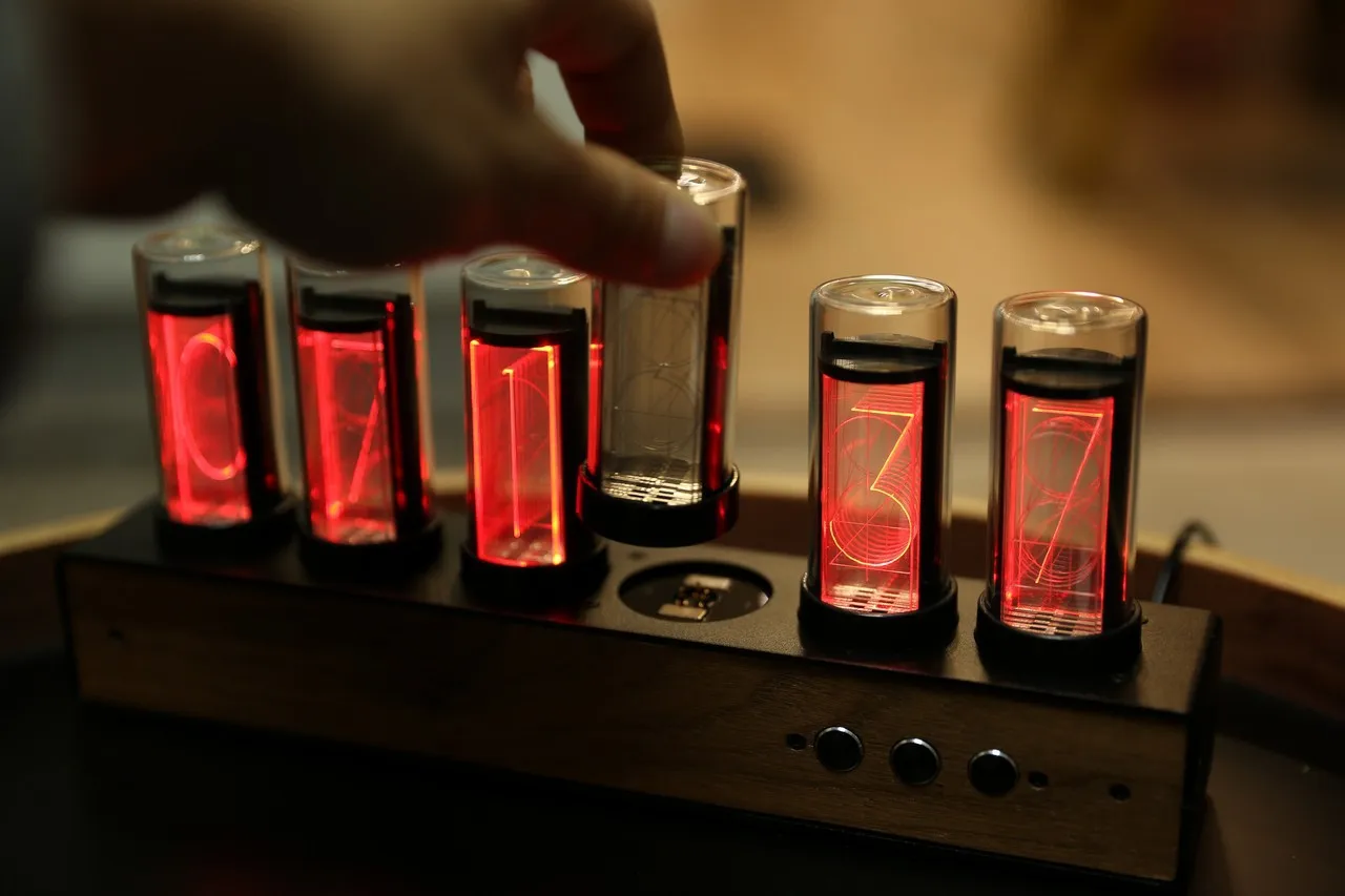 Table Desk Decor Tube Nixie Clock Creative Steampunk Modern Most Beautiful Exquisite Electronic Glow Nixie Tube Clock