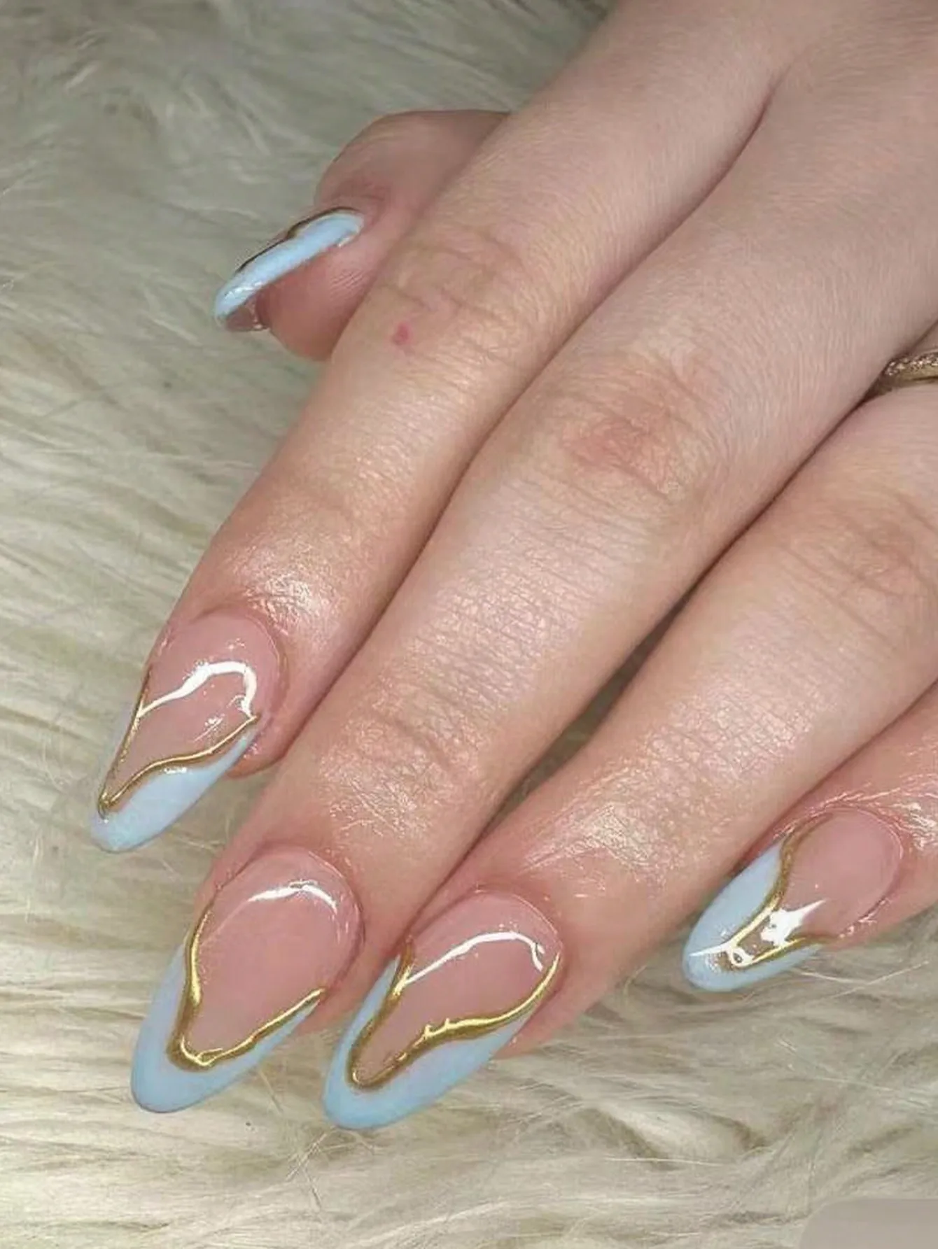 Dieci pezzi di unghie francesi irregolari nude e blu a forma di mandorla fatte a mano con contorno linea oro, fresche e semplici