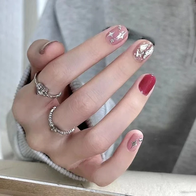 เล็บปลอมสีชมพูทรงสี่เหลี่ยมสั้น 24 ชิ้น ลายหัวใจและดาวประดับเพชร สไตล์สาวฮอต แบบกดติด พร้อมใช้งาน