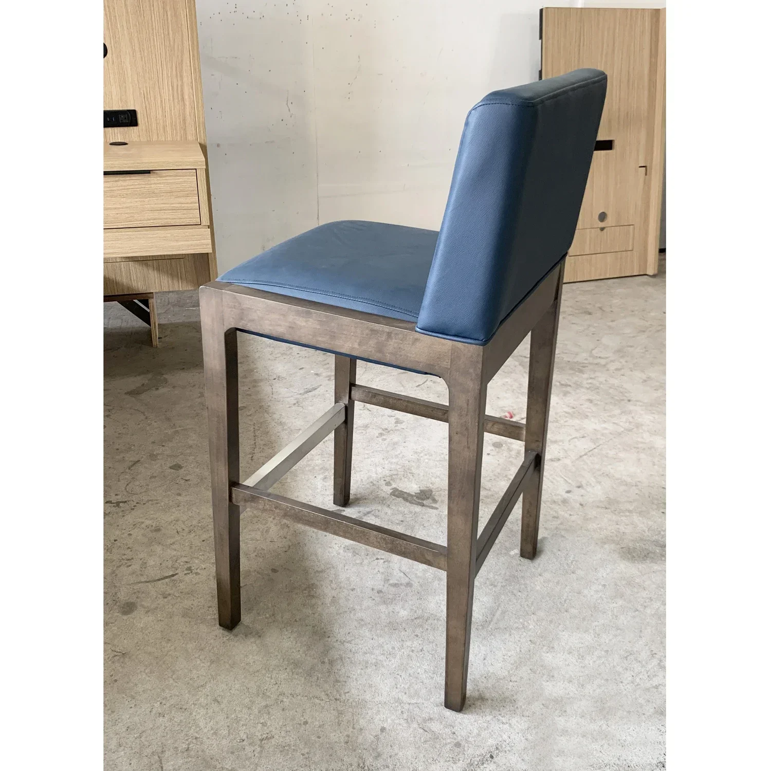 Sitz aus massivem Holz mit Rückenlehne, Barhocker, hoher Hocker, Inselhocker