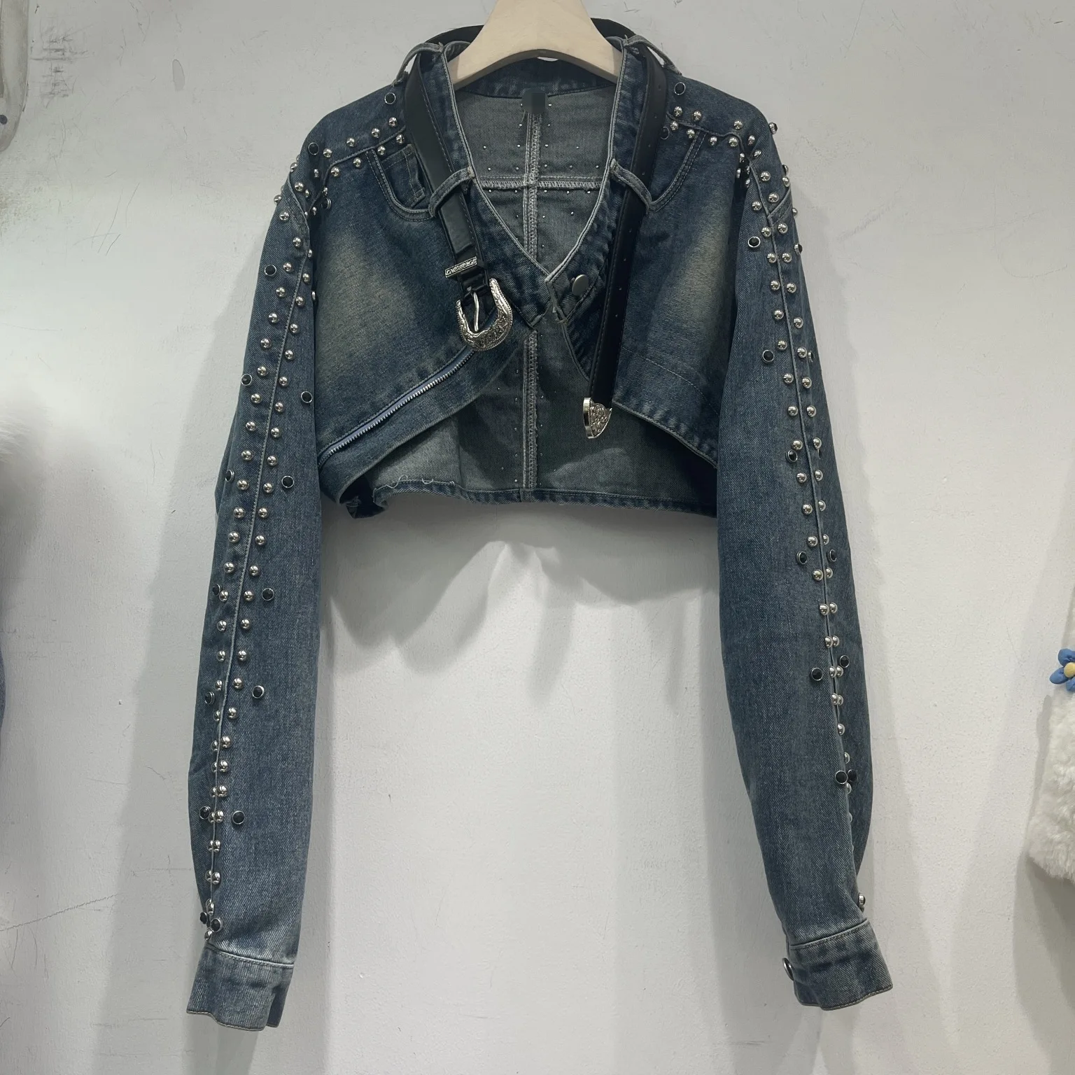 

2026 New Cross Border Women's Street Moto Denim Jacket Heavy Metal Studded Washed Distressed Shawl Collar Cropped Jean Coat