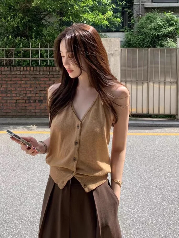 توب صيفي أنيق وجذاب بياقة على شكل V وظهر مكشوف، تصميم محبوك عصري متعدد الاستخدامات مع حزام وياقة معلقة، مناسب للارتداء اليومي