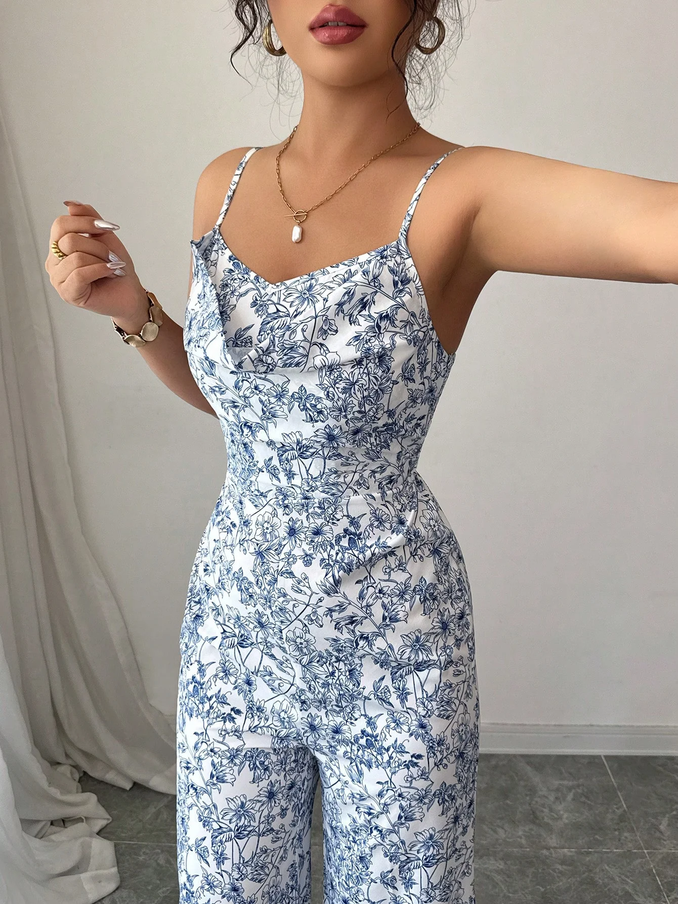 ชุดจั๊มสูทขาบานพิมพ์ลายดอกไม้แบบผูกคอสำหรับผู้หญิงในช่วงวันหยุดฤดูร้อน